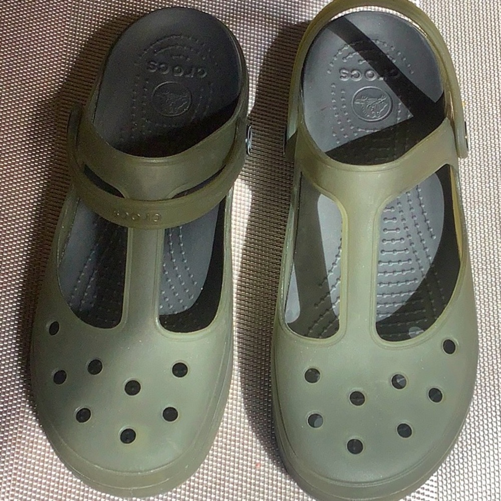 CUTE MARY JANE CROCS W 9 EUC